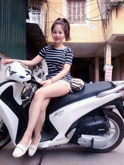 Ảnh Xe Độ Và Gái Đẹp Nét Quyến Rũ Không Thể Phối Hợp Bị Lờ Đi Trong Không Gian Màu Nước Xanh Ngọc
